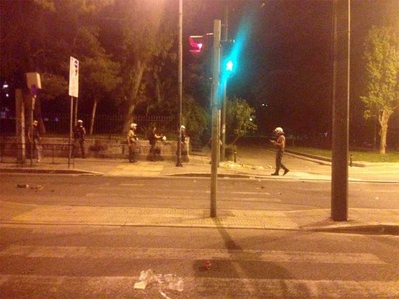 Eπεισόδια έξω από το Πολυτεχνείο -Αναρχικοί εναντίον διμοιρίας των ΜΑΤ [εικόνες] | iefimerida.gr 3