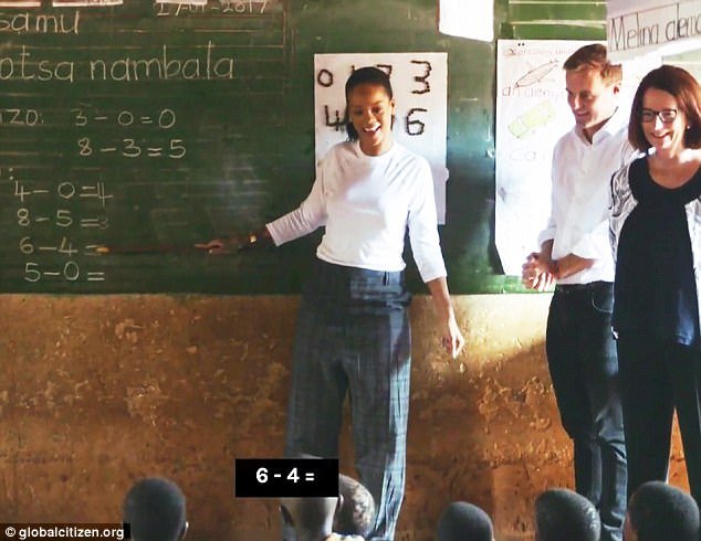 Η Ριάνα κάνει μαθηματικά σε παιδιά του Μαλάουι -Ενας διαφορετικός ρόλος [εικόνες & βίντεο] | iefimerida.gr 2