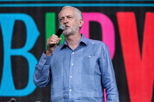 Σαν ροκ σταρ υποδέχθηκαν τον Κόρμπιν σε φεστιβάλ -Φώναζαν ρυθμικά το όνομά του [εικόνες] | iefimerida.gr 0