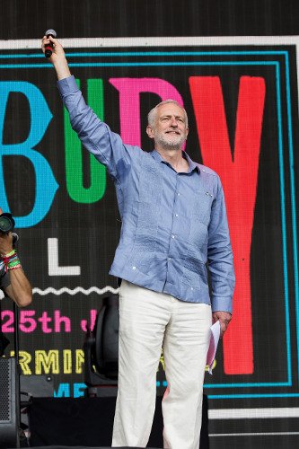 Σαν ροκ σταρ υποδέχθηκαν τον Κόρμπιν σε φεστιβάλ -Φώναζαν ρυθμικά το όνομά του [εικόνες] | iefimerida.gr 3