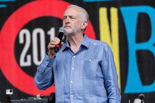 Σαν ροκ σταρ υποδέχθηκαν τον Κόρμπιν σε φεστιβάλ -Φώναζαν ρυθμικά το όνομά του [εικόνες] | iefimerida.gr 2