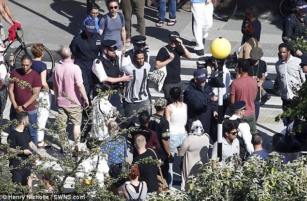 Αποδοκίμασαν τον δήμαρχο του Λονδίνου στον πύργο Γκρένφελ -Του πέταξαν μπουκάλι [εικόνα & βίντεο] | iefimerida.gr 0