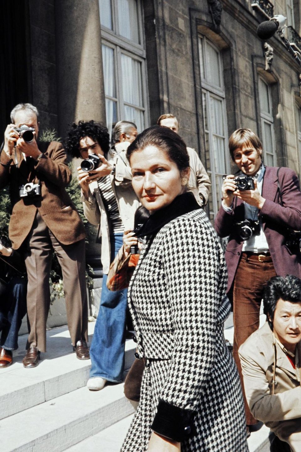 Οταν η Σιμόν Βέιλ έλυσε αργά αργά τον κότσο της στην τηλεόραση [βίντεο] | iefimerida.gr 0