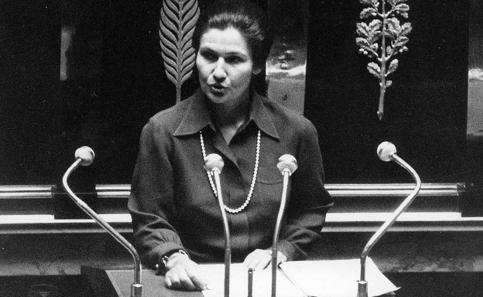 Πέθανε η Σιμόν Βέιλ: Η επιζήσασα του Αουσβιτς που έγινε η πρώτη γυναίκα πρόεδρος στο Ευρωπαϊκό Κοινοβούλιο | iefimerida.gr 6