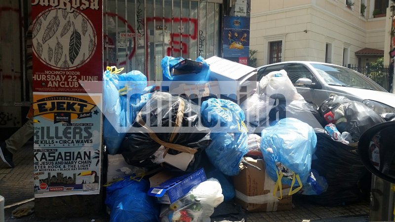 Αποκαρδιωτική εικόνα της τουριστικής Αθήνας -Τουρίστες περπατούν ανάμεσα στους λόφους σκουπιδιών στου Ψυρρή [εικόνες] | iefimerida.gr 0