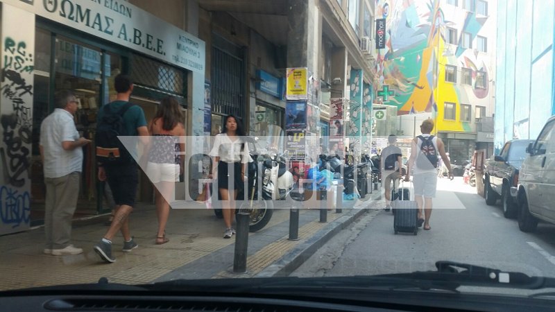 Αποκαρδιωτική εικόνα της τουριστικής Αθήνας -Τουρίστες περπατούν ανάμεσα στους λόφους σκουπιδιών στου Ψυρρή [εικόνες] | iefimerida.gr 1