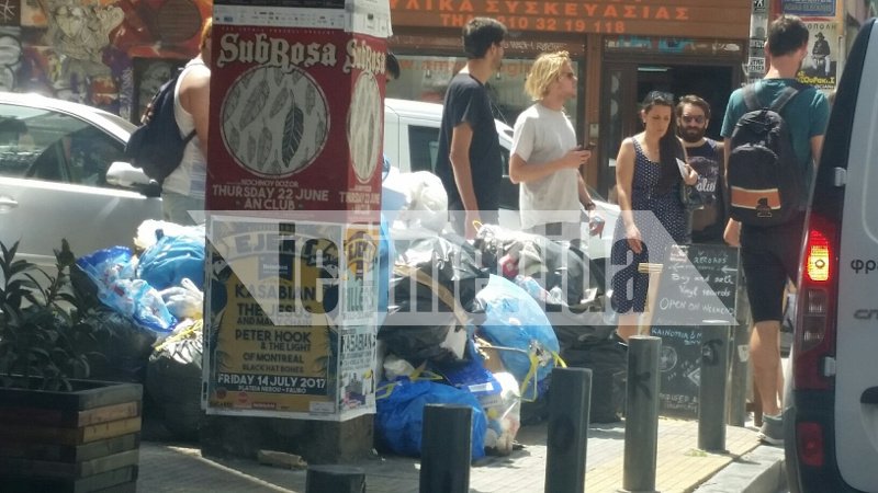 Αποκαρδιωτική εικόνα της τουριστικής Αθήνας -Τουρίστες περπατούν ανάμεσα στους λόφους σκουπιδιών στου Ψυρρή [εικόνες] | iefimerida.gr 2