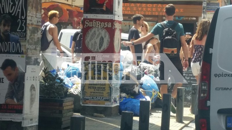 Αποκαρδιωτική εικόνα της τουριστικής Αθήνας -Τουρίστες περπατούν ανάμεσα στους λόφους σκουπιδιών στου Ψυρρή [εικόνες] | iefimerida.gr 3