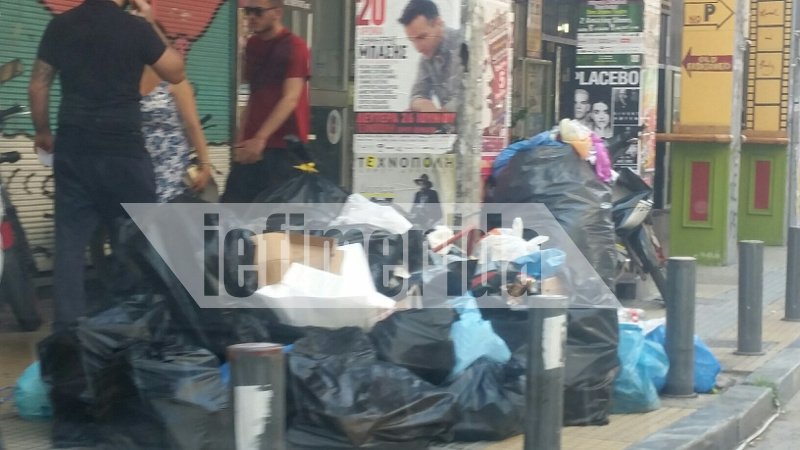 Αποκαρδιωτική εικόνα της τουριστικής Αθήνας -Τουρίστες περπατούν ανάμεσα στους λόφους σκουπιδιών στου Ψυρρή [εικόνες] | iefimerida.gr 4