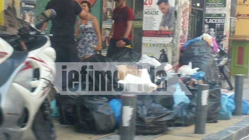 Αποκαρδιωτική εικόνα της τουριστικής Αθήνας -Τουρίστες περπατούν ανάμεσα στους λόφους σκουπιδιών στου Ψυρρή [εικόνες] | iefimerida.gr 5