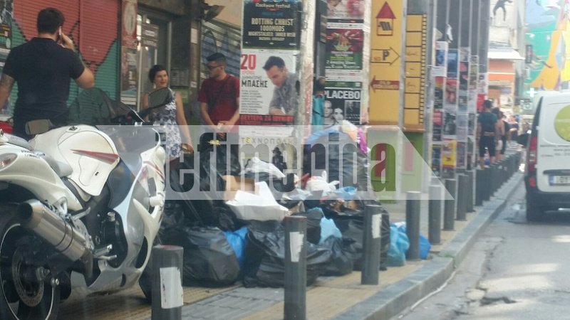 Αποκαρδιωτική εικόνα της τουριστικής Αθήνας -Τουρίστες περπατούν ανάμεσα στους λόφους σκουπιδιών στου Ψυρρή [εικόνες] | iefimerida.gr 6