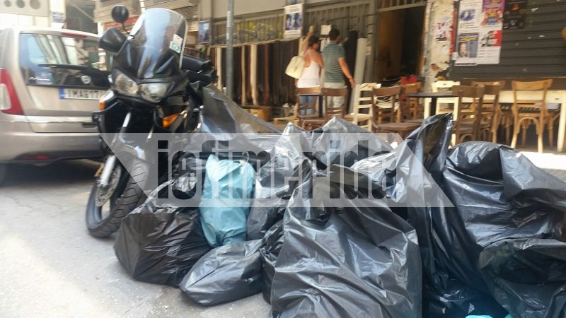 Αποκαρδιωτική εικόνα της τουριστικής Αθήνας -Τουρίστες περπατούν ανάμεσα στους λόφους σκουπιδιών στου Ψυρρή [εικόνες] | iefimerida.gr 7