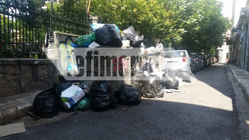 Αποκαρδιωτική εικόνα της τουριστικής Αθήνας -Τουρίστες περπατούν ανάμεσα στους λόφους σκουπιδιών στου Ψυρρή [εικόνες] | iefimerida.gr 8