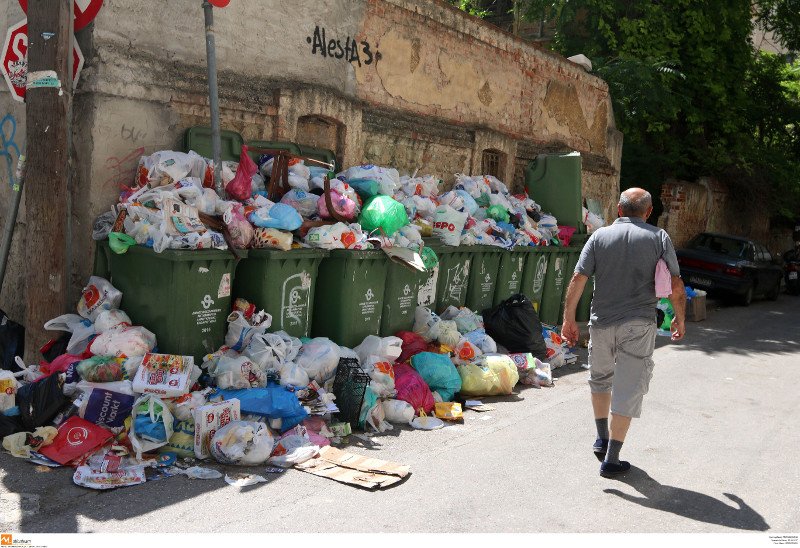 Γερμανικά ΜΜΕ: Δυσωδία μέχρι τον ουρανό, η Ελλάδα βυθίζεται στα σκουπίδια- Πλήγμα για τον τουρισμό | iefimerida.gr 1