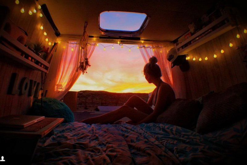 Ζευγάρι αγόρασε βαν, το μετέτρεψε σε σπίτι και ταξιδεύει σε όλο τον κόσμο! [εικόνες] | iefimerida.gr 1