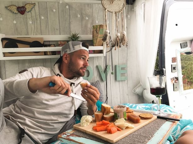 Ζευγάρι αγόρασε βαν, το μετέτρεψε σε σπίτι και ταξιδεύει σε όλο τον κόσμο! [εικόνες] | iefimerida.gr 2