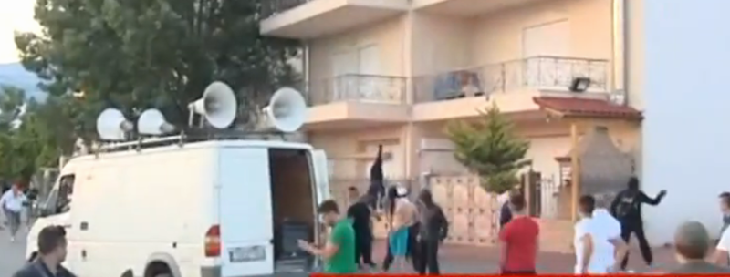 Επεισόδια στο Μενίδι, κουκουλοφόροι πέταξαν μολότοφ, έσπασαν καταστήματα [εικόνες] | iefimerida.gr 0