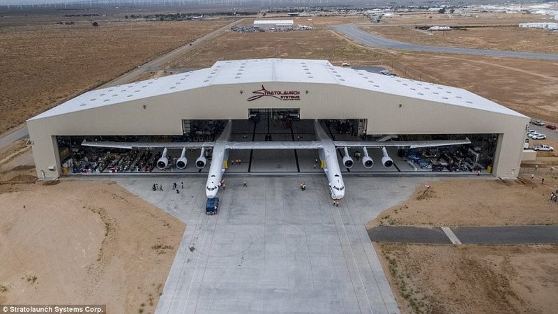 Stratolaunch, το μεγαλύτερο αεροπλάνο στον κόσμο -Εχει δύο καμπίνες! [εικόνες & βίντεο] | iefimerida.gr 0