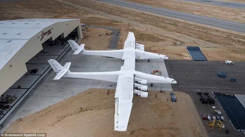 Stratolaunch, το μεγαλύτερο αεροπλάνο στον κόσμο -Εχει δύο καμπίνες! [εικόνες & βίντεο] | iefimerida.gr 1