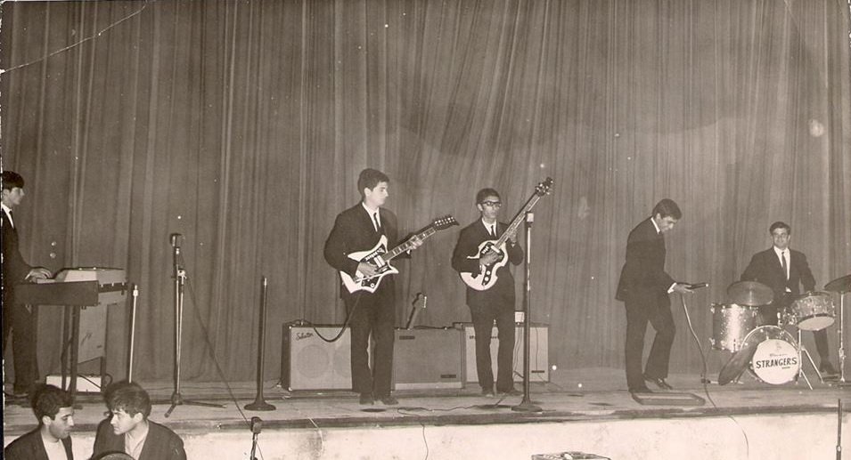 Πέθανε  o τραγουδιστής και κιθαρίστας των «Strangers», Νίκος Αντωνιάδης [εικόνες & βίντεο] | iefimerida.gr 0