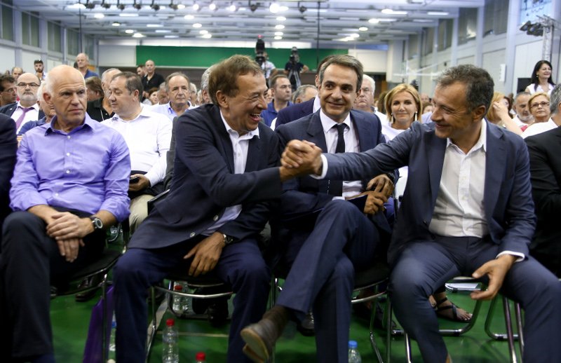 Συνέδριο ΔΗΣΥ: Η Φώφη στα λευκά, ο ΓΑΠ ξυρισμένος, η Βάσω Παπανδρέου με ξανθιά φράντζα [εικόνες]  | iefimerida.gr 3