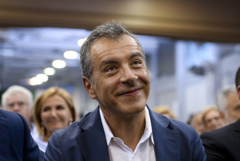 Συνέδριο ΔΗΣΥ: Η Φώφη στα λευκά, ο ΓΑΠ ξυρισμένος, η Βάσω Παπανδρέου με ξανθιά φράντζα [εικόνες]  | iefimerida.gr 4