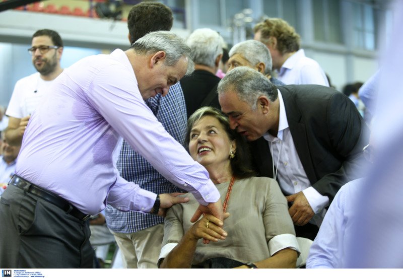 Συνέδριο ΔΗΣΥ: Η Φώφη στα λευκά, ο ΓΑΠ ξυρισμένος, η Βάσω Παπανδρέου με ξανθιά φράντζα [εικόνες]  | iefimerida.gr 6