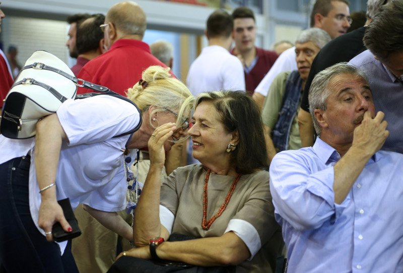 Συνέδριο ΔΗΣΥ: Η Φώφη στα λευκά, ο ΓΑΠ ξυρισμένος, η Βάσω Παπανδρέου με ξανθιά φράντζα [εικόνες]  | iefimerida.gr 7