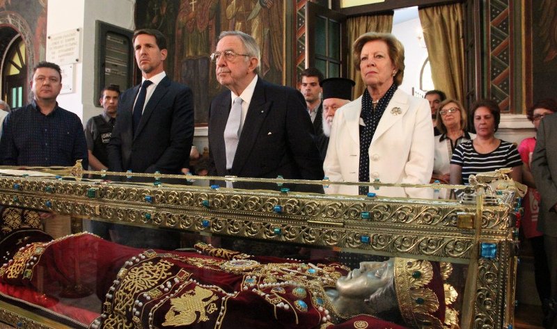 Ο τέως με την Αννα-Μαρία και τον Παύλο προσκύνησαν το ιερό λείψανο της Αγίας Ελένης [εικόνα] | iefimerida.gr 0