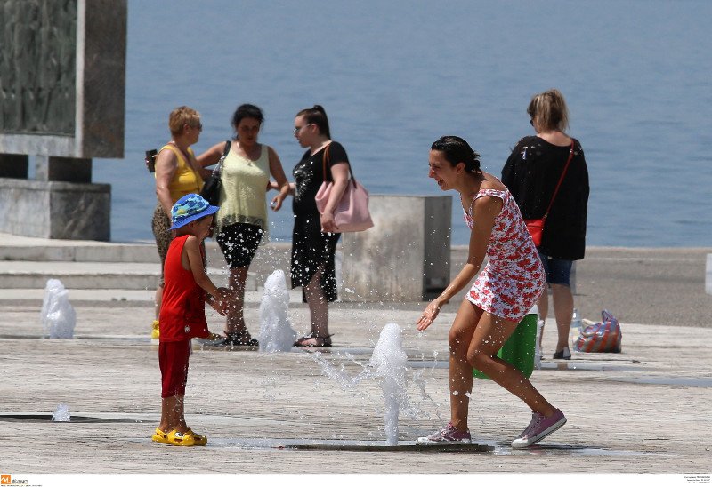 Στη Θεσσαλονίκη δεν άντεξαν τη ζέστη και «έκαναν επίθεση» στα συντριβάνια [εικόνες]  | iefimerida.gr 2