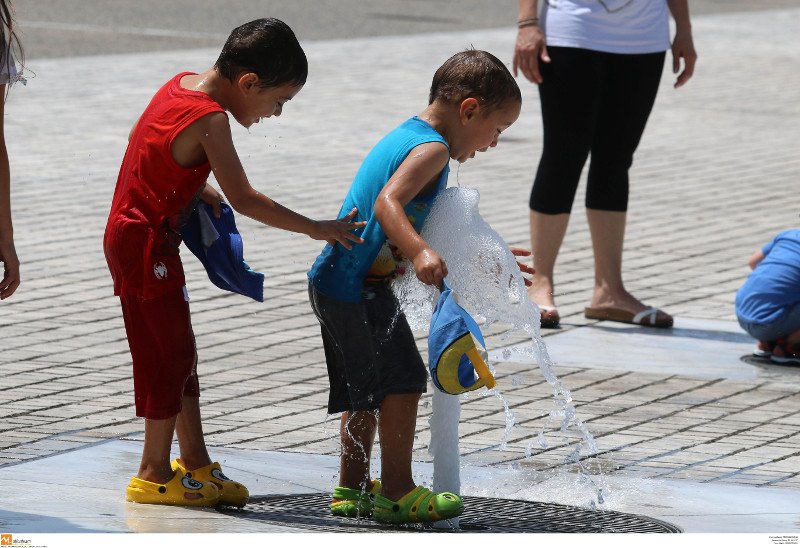 Στη Θεσσαλονίκη δεν άντεξαν τη ζέστη και «έκαναν επίθεση» στα συντριβάνια [εικόνες]  | iefimerida.gr 1