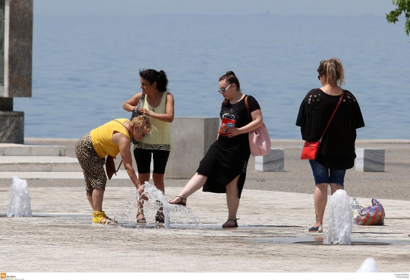 Στη Θεσσαλονίκη δεν άντεξαν τη ζέστη και «έκαναν επίθεση» στα συντριβάνια [εικόνες]  | iefimerida.gr 0
