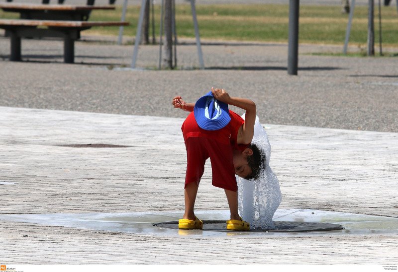 Στη Θεσσαλονίκη δεν άντεξαν τη ζέστη και «έκαναν επίθεση» στα συντριβάνια [εικόνες]  | iefimerida.gr 3