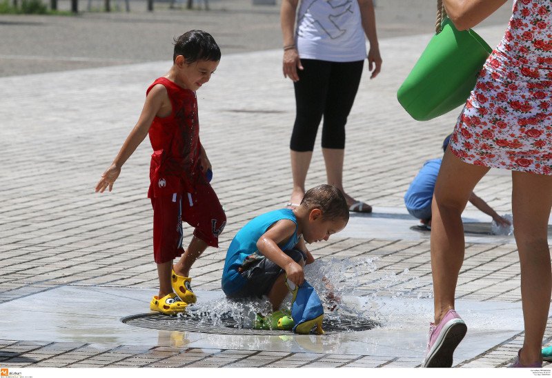 Στη Θεσσαλονίκη δεν άντεξαν τη ζέστη και «έκαναν επίθεση» στα συντριβάνια [εικόνες]  | iefimerida.gr 4