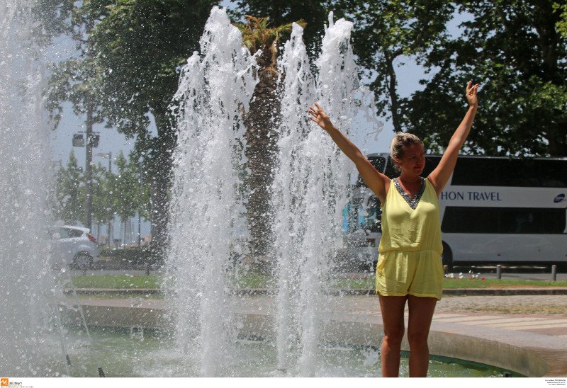 Στη Θεσσαλονίκη δεν άντεξαν τη ζέστη και «έκαναν επίθεση» στα συντριβάνια [εικόνες]  | iefimerida.gr 5