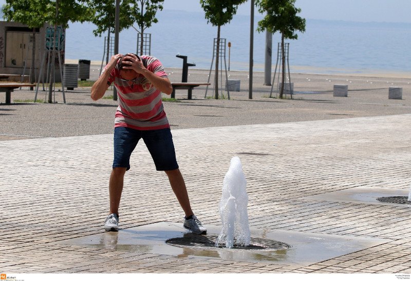 Στη Θεσσαλονίκη δεν άντεξαν τη ζέστη και «έκαναν επίθεση» στα συντριβάνια [εικόνες]  | iefimerida.gr 6