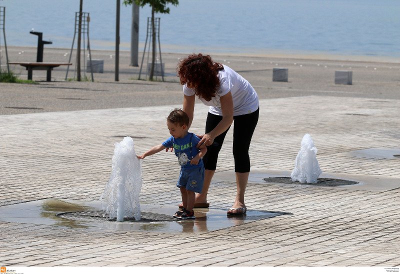 Στη Θεσσαλονίκη δεν άντεξαν τη ζέστη και «έκαναν επίθεση» στα συντριβάνια [εικόνες]  | iefimerida.gr 7