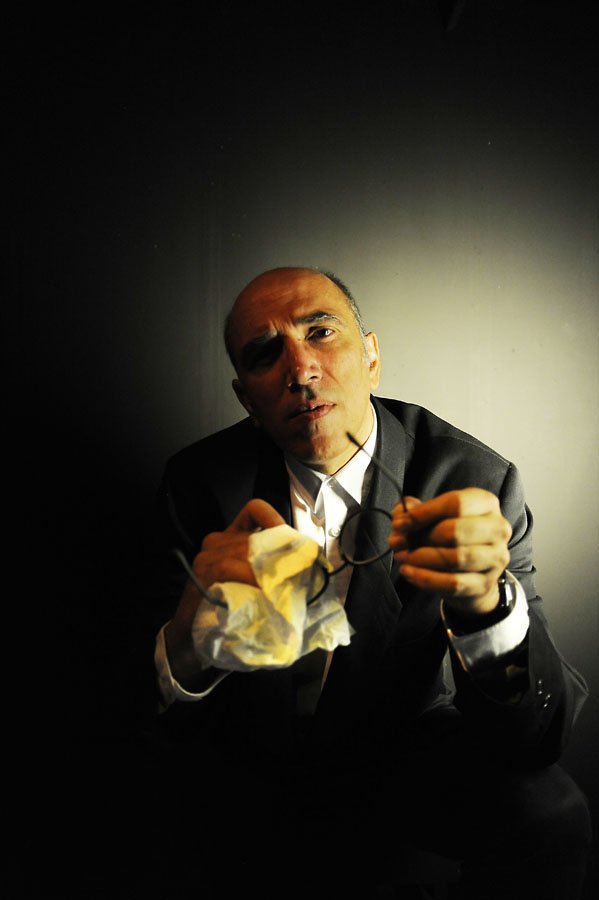 Στην Αθήνα η παράσταση που οι New York Times χαρακτήρισαν υπαρξιακό stand-up comedy [εικόνες]  | iefimerida.gr 0