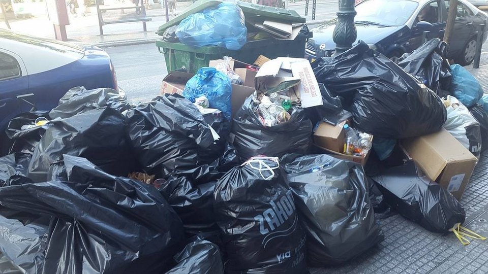 Τα σκουπίδια «έπνιξαν» και τη Θεσσαλονίκη: Χιλιάδες τόνοι στους δρόμους [εικόνες] | iefimerida.gr 2