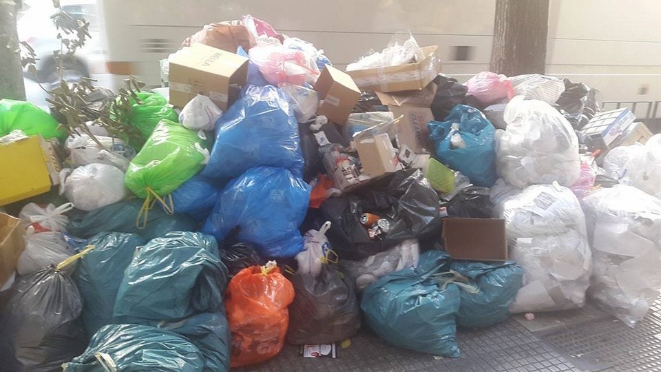 Τα σκουπίδια «έπνιξαν» και τη Θεσσαλονίκη: Χιλιάδες τόνοι στους δρόμους [εικόνες] | iefimerida.gr 4