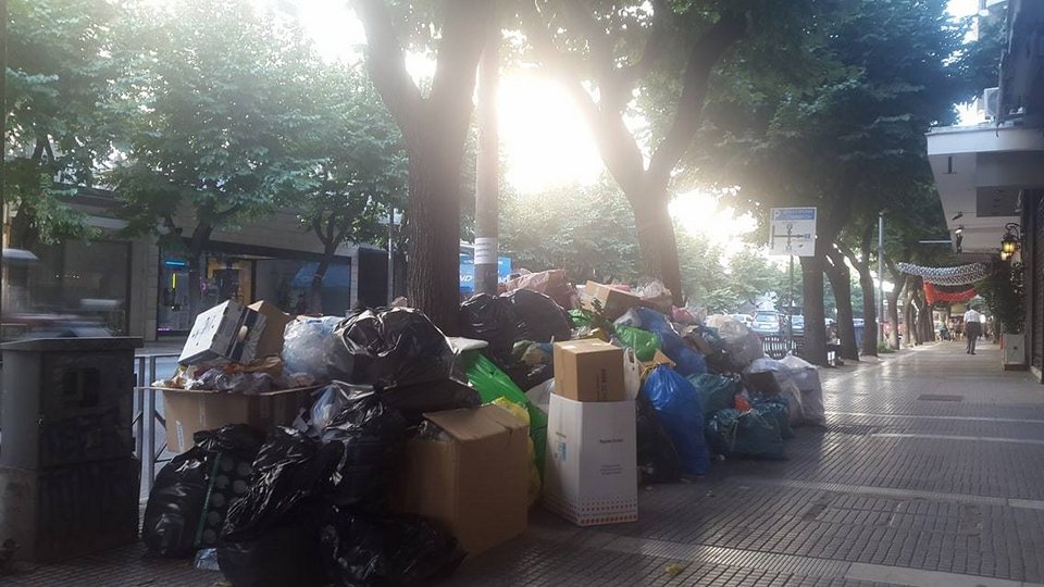 Τα σκουπίδια «έπνιξαν» και τη Θεσσαλονίκη: Χιλιάδες τόνοι στους δρόμους [εικόνες] | iefimerida.gr 5