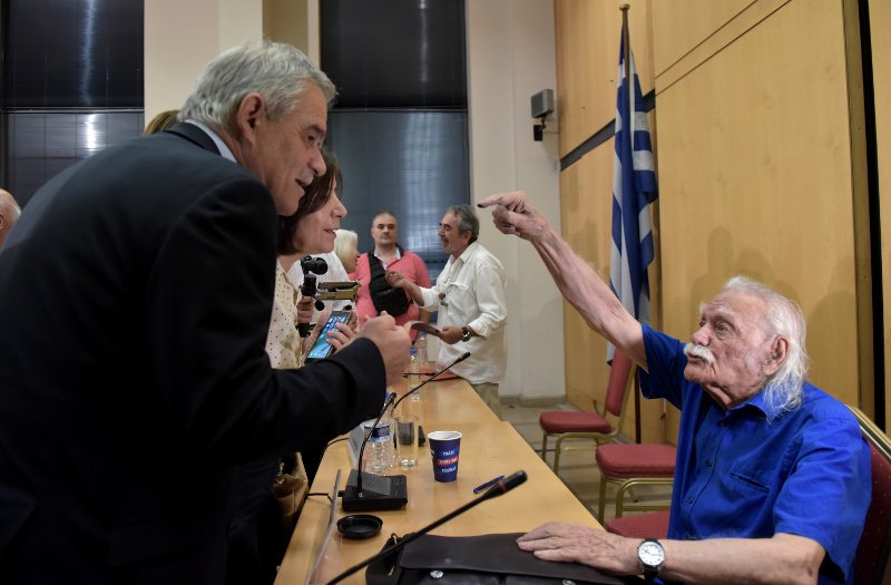 Συγκλόνισε ο Μανώλης Γλέζος: Ναι, Τόσκα, κι αν πεθάνω, θα σας κυνηγάει η ύπαρξή μου [εικόνες & βίντεο] | iefimerida.gr 3