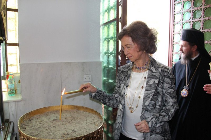 Η βασίλισσα Σοφία στο Αιγάλεω -Προσκύνησε το λείψανο της Αγίας Ελένης [εικόνες] | iefimerida.gr 0