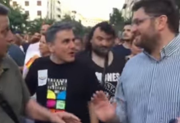 Παρέλαση του Gay Pride έξω από τη Βουλή -Παρόντες Τσακαλώτος, Φίλης, Καρανίκας και Ζωή [εικόνες] | iefimerida.gr 3
