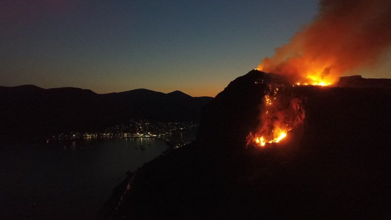 Σε ύφεση η πυρκαγιά στο Κάστρο της Μονεμβασιάς -Σοκ με τη φωτιά σε ένα στολίδι [εικόνες] | iefimerida.gr 0