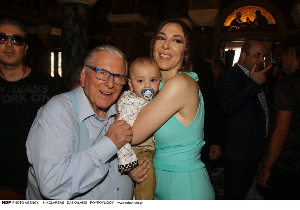 Κώστας Βουτσάς–Αλίκη Κατσαβού: Bάφτισαν το γιο τους [εικόνες & βίντεο] | iefimerida.gr 2