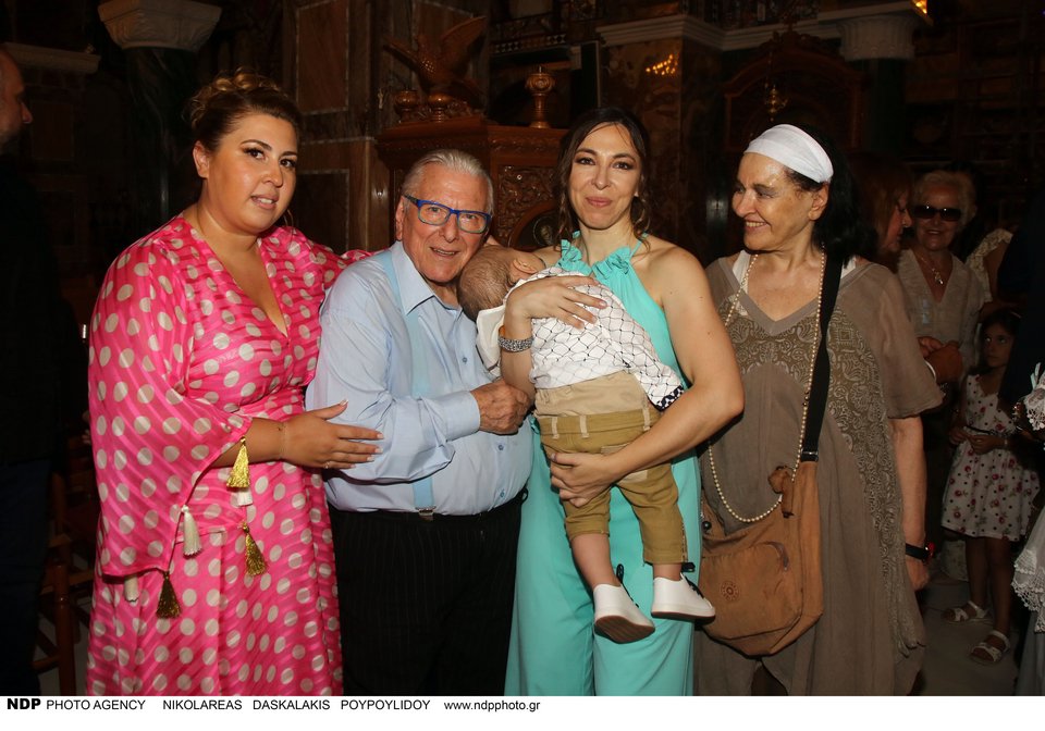 Κώστας Βουτσάς–Αλίκη Κατσαβού: Bάφτισαν το γιο τους [εικόνες & βίντεο] | iefimerida.gr 5