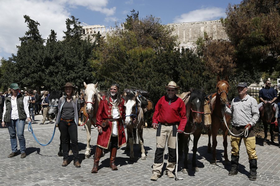 Στο Κάσελ της Γερμανίας οι καλλιτέχνες που ξεκίνησαν με άλογα από την Αθήνα [εικόνες]  | iefimerida.gr 2