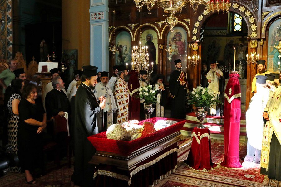 Σε λαϊκό προσκύνημα η σορός του μητροπολίτη Θάσου Προκόπιου που πνίγηκε [εικόνες] | iefimerida.gr 0