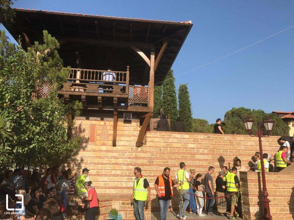 Χιλιάδες πιστοί στον τάφο του Αγίου Παΐσιου στη Σουρωτή Θεσσαλονίκης [εικόνες & βίντεο] | iefimerida.gr 3